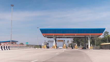 Obraz premium Exit service fee road express way (7) in Pattaya Chonburi Thailand. Motorway road Pattaya toll rates collection.