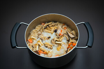 お正月に残ったお餅と米を一緒に炊き込んだ、うまみたっぷりの五目御飯