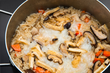 お正月に残ったお餅と米を一緒に炊き込んだ、うまみたっぷりの五目御飯