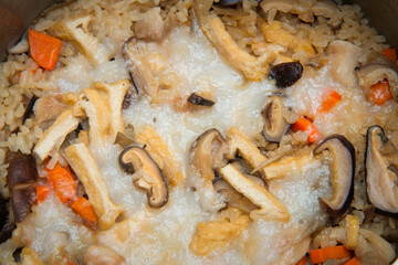 お正月に残ったお餅と米を一緒に炊き込んだ、うまみたっぷりの五目御飯