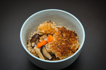 お正月に残ったお餅と米を一緒に炊き込んだ、うまみたっぷりの五目御飯
