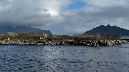Norwegen, Kjeoya: Stockfisch Trockengestelle