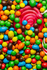 Obraz premium Different colorful sweets and lollipops on the table