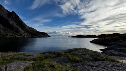 Unberührte Wildnis am norwegischen Fjord