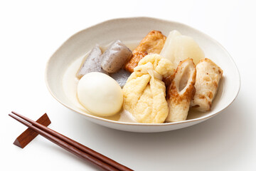 皿に盛り付けられたおでん