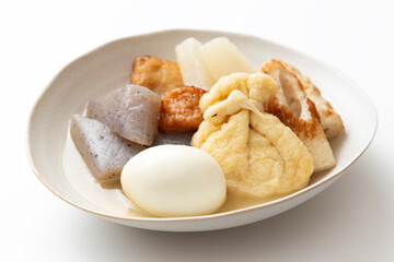 白背景に皿に盛られたおでん