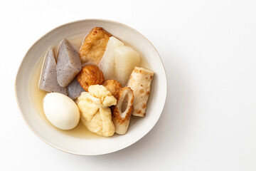 皿に盛ったおでん
