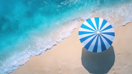 Naklejka premium Colorful Beach Umbrella on Sandy Shore with Clear Blue Ocean Waves