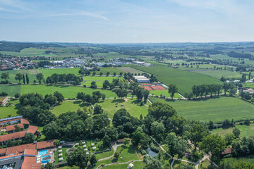 Der niederbayerische Kurort Bad Birnbach im Rottal aus der Vogelperspektive