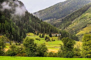Susch, Dorf, Engadin, Unterengadin, Inn, Fluss, Kirche, Alpen, Flüelapass, Passstrasse, Bergstrasse, Wanderweg, via Engiadina, Herbst, Inntal, Herbstfarben, Herbstwanderung, Graubünden, Schweiz