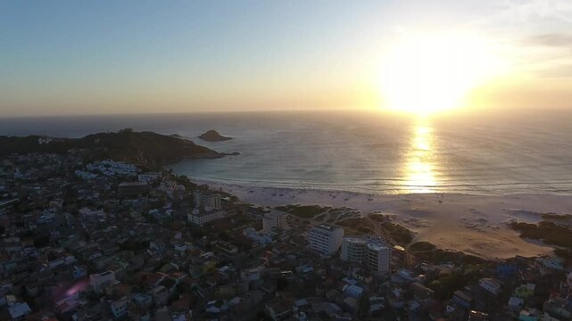 Imagens a&eacute;reas deslumbrantes capturam o p&ocirc;r do sol na praia de Arraial do Cabo, transformando o c&eacute;u em uma paleta de cores vibrantes, 