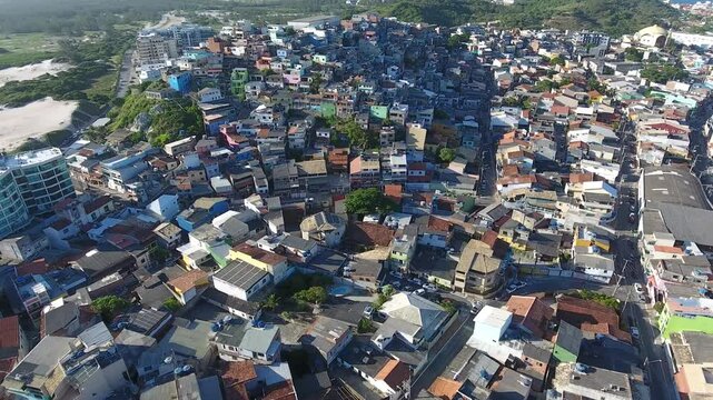 Imagens a&eacute;reas impressionantes capturam a beleza do bairro e das praias de Arraial do Cabo, revelando a harmonia entre a &aacute;rea urbana e a natureza exuberante. O drone sobrevoa as ruas bem distribu&iacute;das,