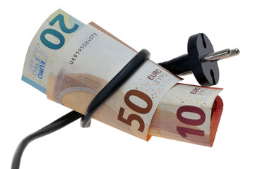 Billets de banque en euro entourés d'un fil électrique en gros plan isolé sur fond blanc