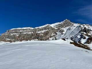 Beautiful sunlit and snow-capped alpine peaks above the Swiss tourist sports-recreational winter resort of Engelberg - Canton of Obwalden, Switzerland (Kanton Obwald, Schweiz)