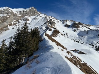 Beautiful sunlit and snow-capped alpine peaks above the Swiss tourist sports-recreational winter resort of Engelberg - Canton of Obwalden, Switzerland (Kanton Obwald, Schweiz)