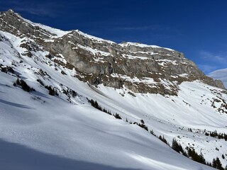 Beautiful sunlit and snow-capped alpine peaks above the Swiss tourist sports-recreational winter resort of Engelberg - Canton of Obwalden, Switzerland (Kanton Obwald, Schweiz)