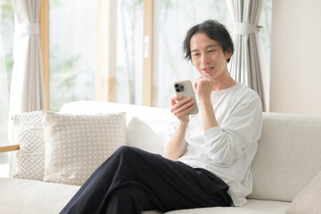 スマートフォンを操作する男性