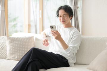 スマートフォンを操作する男性