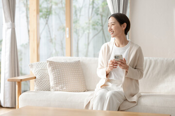 スマホを操作する女性