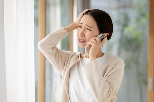 電話しながら困る女性