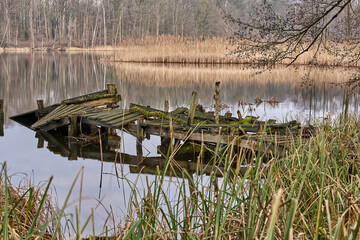 Stary połamany drewniany pomost wędkarski nad jeziorem © Zbigniew