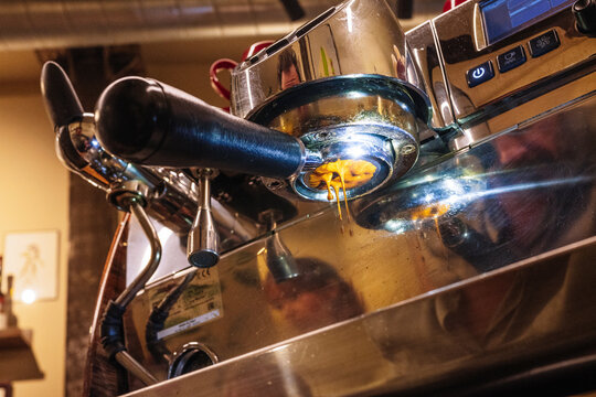 Brewing specialty coffee with precision and craftsmanship