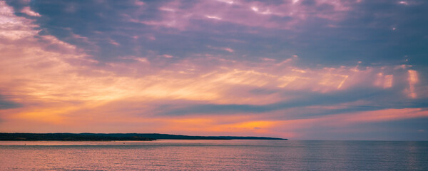 Obraz premium Sunset Seascape over the Vineyard Sound on Cape Cod, Massachusetts, USA: A dramatic vibrant cloudscape at the sea