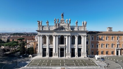 Controluce sulla basilica di San Giovanni in Laterano a Roma
Vista aerea della facciata e delle statue sul tetto della basilica