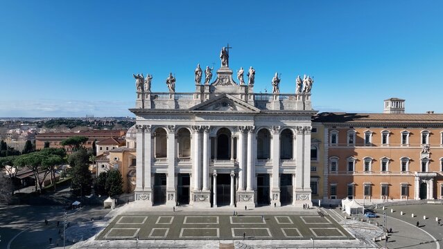 Controluce sulla basilica di San Giovanni in Laterano a Roma
Vista aerea della facciata e delle statue sul tetto della basilica