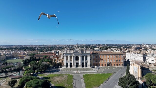 Gabbiano vola sulla Basilica di San Giovanni in Laterano a Roma.
Gabbiano minaccioso insegue il drone nei cieli di Roma.