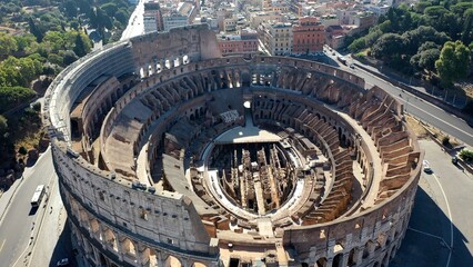Il Colosseo visto dall'alto. Roma, Italia.
Vista aerea dell'interno del colosseo o Anfiteatro Flavio. Il monumento più visitato al mondo.