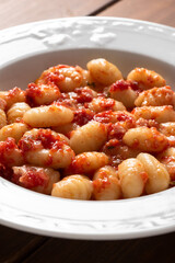 Gnocchi di patate gratinati al forno con pomodoro e parmigiano, pasta italiana 