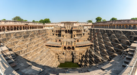 Wasserbecken Chand Baori Stufenbrunnen in Abhaneri Rajasthan Indien