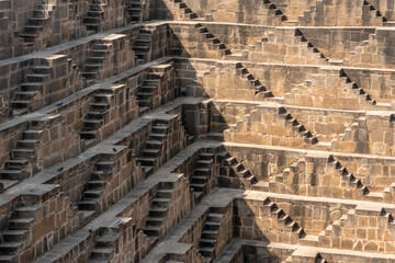 Stufen vom Chand Baori Stufenbrunnen in Abhaneri Rajasthan Indien