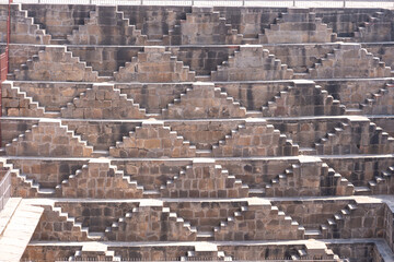 Stufen vom Chand Baori Stufenbrunnen in Abhaneri Rajasthan Indien