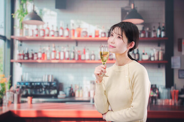 バーでワインを飲む若い女性