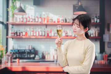 バーでワインを飲む若い女性