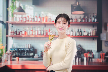 バーでワインを飲む若い女性