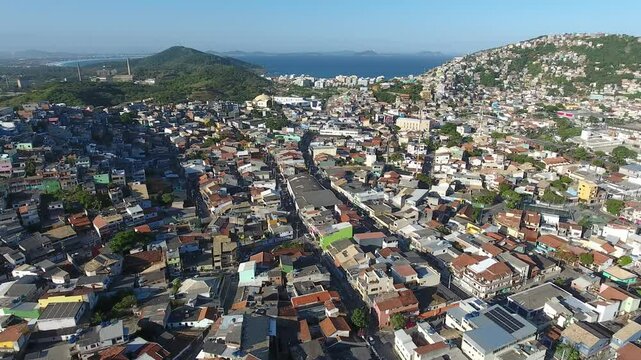 Imagens a&eacute;reas impressionantes de Arraial do Cabo capturam a harmonia entre a cidade e suas praias paradis&iacute;acas. O drone sobrevoa suavemente as ruas bem distribu&iacute;das, revelando a arquitetura local e a
