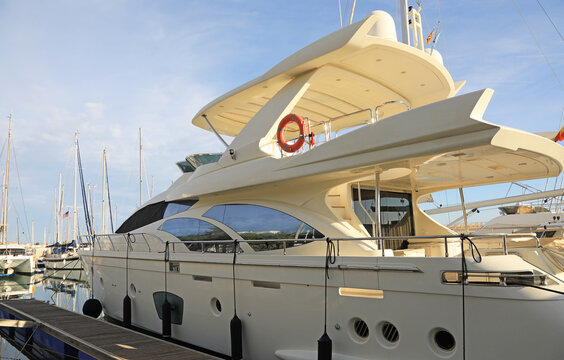 yate en el puerto deportivo de gandia con veleros yates rio serpis valencia lonjas venecia  4M0A7006-as25