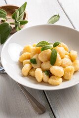 Gnocchi di patate con burro e salvia, ricetta italiana, gastronomia europea 