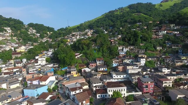 Imagens a&eacute;reas deslumbrantes capturam as praias de Mangaratiba, revelando a beleza paradis&iacute;aca de suas &aacute;guas cristalinas e areias douradas. O drone sobrevoa suavemente a costa, destacando o contraste 