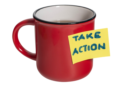 czerwony kubek z herbatą z przyklejoną kartką samoprzylepną z napisem: TAKE ACTION