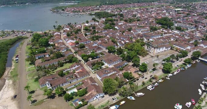 Aqui est&aacute; uma vers&atilde;o aprimorada para imagens a&eacute;reas da entrada de Paraty:

"Imagens a&eacute;reas impressionantes da entrada de Paraty, revelando o primeiro vislumbre dessa cidade hist&oacute;rica. A vista panor&acirc;mi