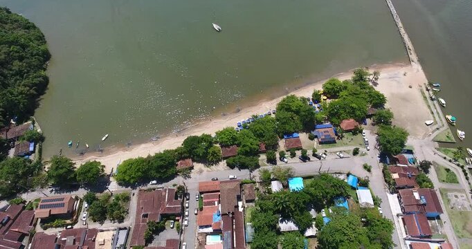 Aqui est&aacute; uma vers&atilde;o aprimorada para imagens a&eacute;reas de Paraty, com foco nas praias desertas:

"Imagens a&eacute;reas deslumbrantes das praias desertas de Paraty, capturando a tranquilidade e a beleza intocad