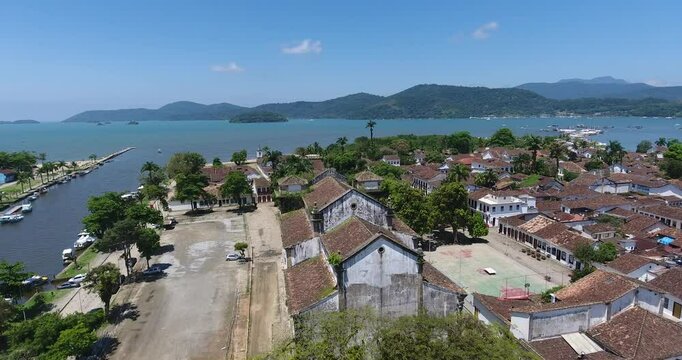 Aqui est&aacute; uma vers&atilde;o aprimorada para imagens a&eacute;reas de Paraty com foco no aspecto hist&oacute;rico:

"Imagens a&eacute;reas fascinantes de Paraty, capturando a rica hist&oacute;ria dessa cidade colonial de maneira &uacute;nica. 