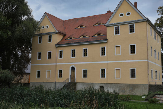 Historisches Herrenhaus R&ouml;cknitz im Geopark Porphyrland, Rittergut mit markanten Dachgauben, Thallwitz, Sachsen, Deutschland