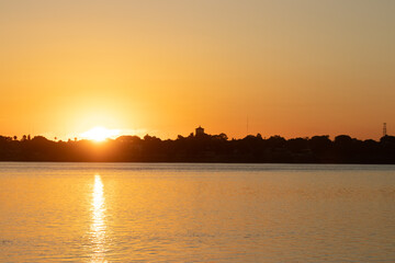 Naklejka premium El sol en el horizonte antes del atardecer