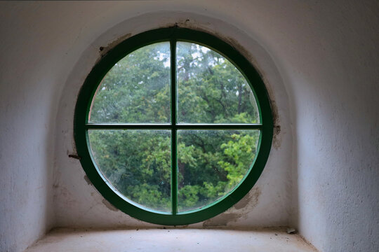 Blick durch ein historisches Fenster mit gr&uuml;nem Rahmen auf den dichten Wald, Friedrich-August-Turm, Rochlitzer Berg, Rochlitz, Landkreis Mittelsachsen, Sachsen, Deutschland