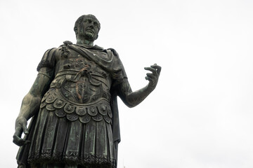 Statua di Cesare loricato a Roma